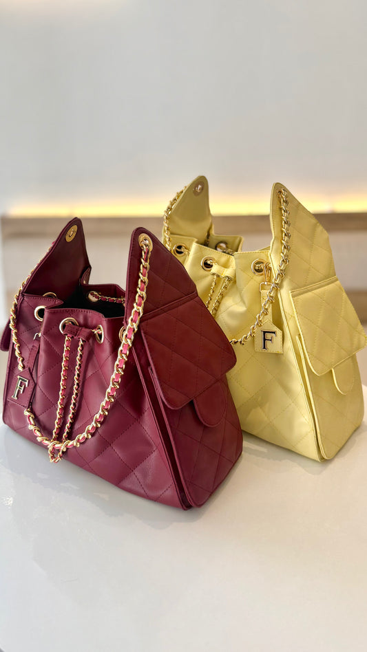 Bolsa amarilla tipo Chanel 25 capitonada con bolsillos cargo laterales