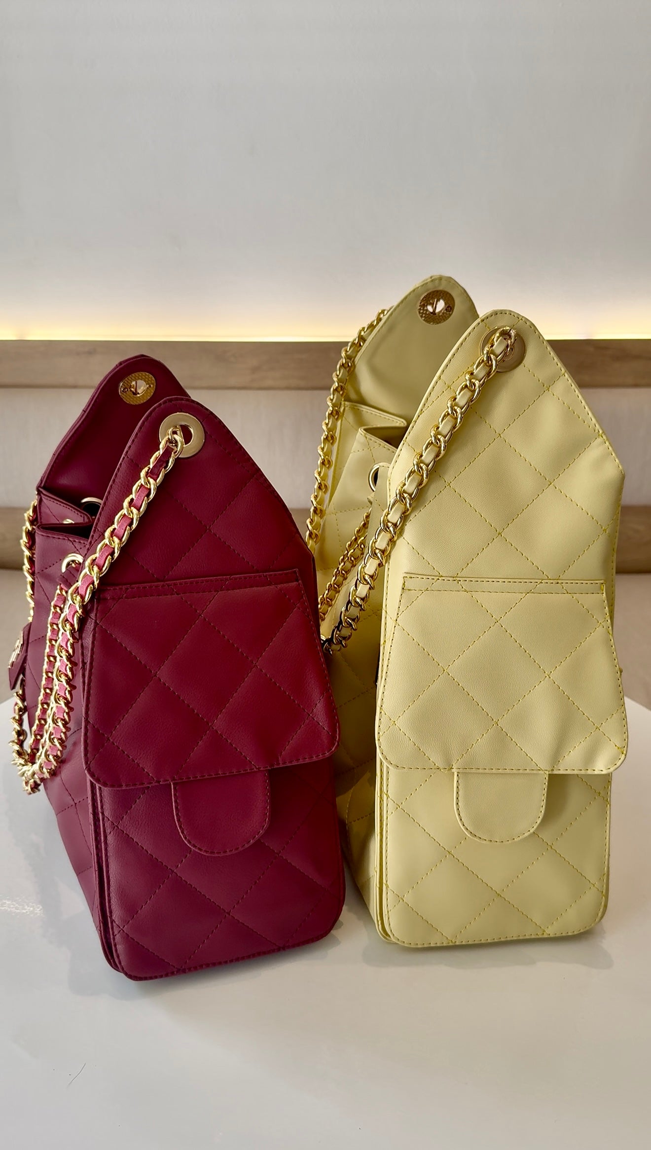 Bolso Charlotte vista lateral mostrando bolsillos cargo y correa de cadena estilo Chanel 25