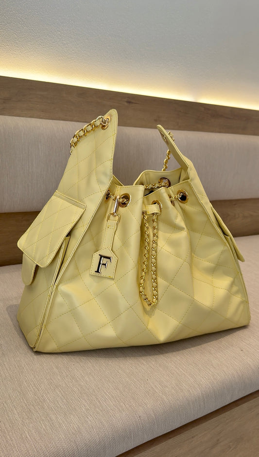 Bolsa amarilla Charlotte grande con diseño capitonado acolchado en tendencia