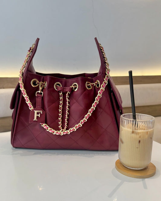 Bolso Charlotte tinto grande capitonado con cadena metálica estilo Chanel 25